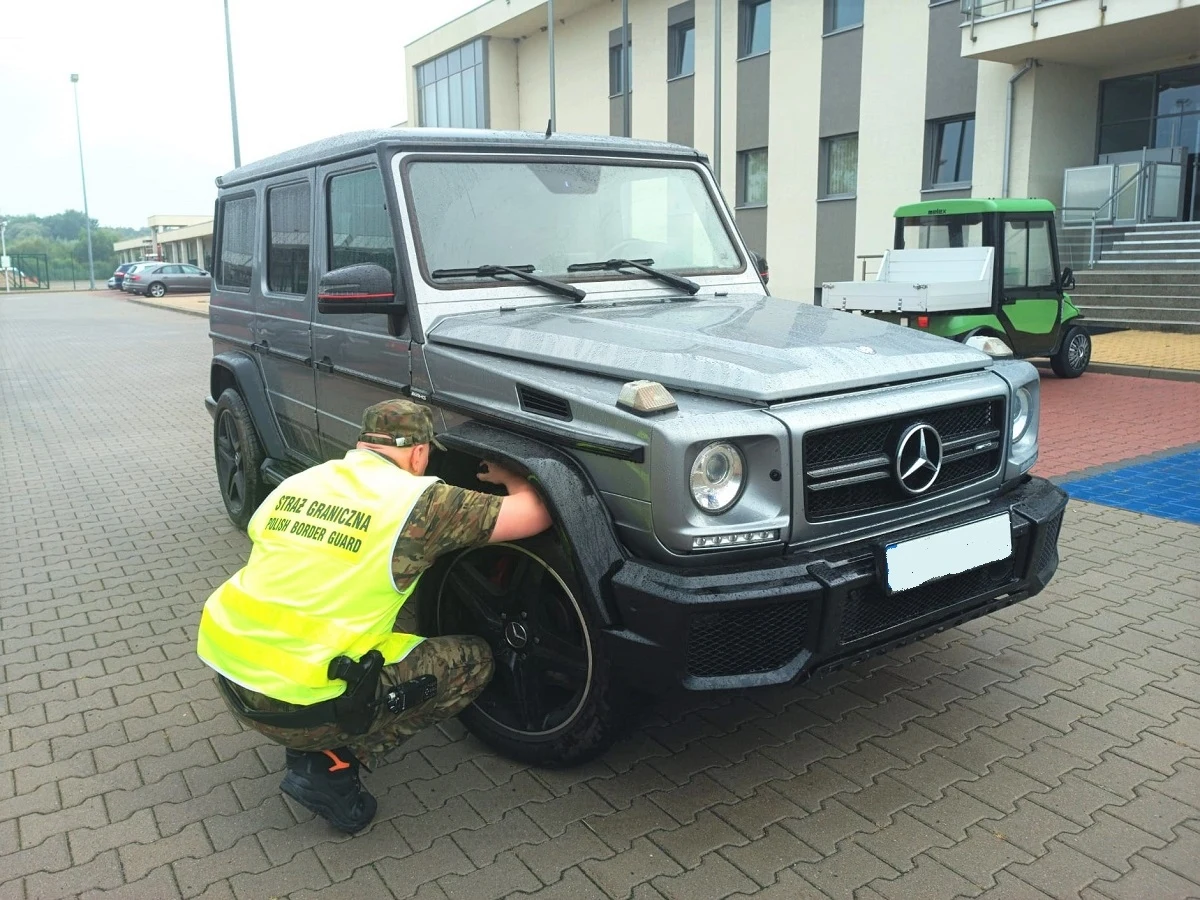 Funkcjonariusze z Nadbużańskiego Oddziału Straży Granicznej zatrzymali do kontroli mercedesa. W trakcie działań okazało się, że warty 600 tys. złotych samochód został skradziony. Do interwencji doszło na terenie drogowego przejścia granicznego w Zosinie.