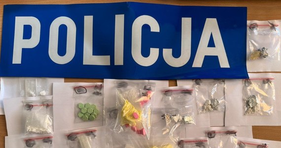 Policjanci z Olsztyna zatrzymali 20-letniego mieszkańca powiatu, podejrzanego o posiadanie narkotyków. Policjanci ujawnili przy nim prawie różnych narkotyków. Młodemu mężczyźnie grozi nawet 10 lat więzienia.