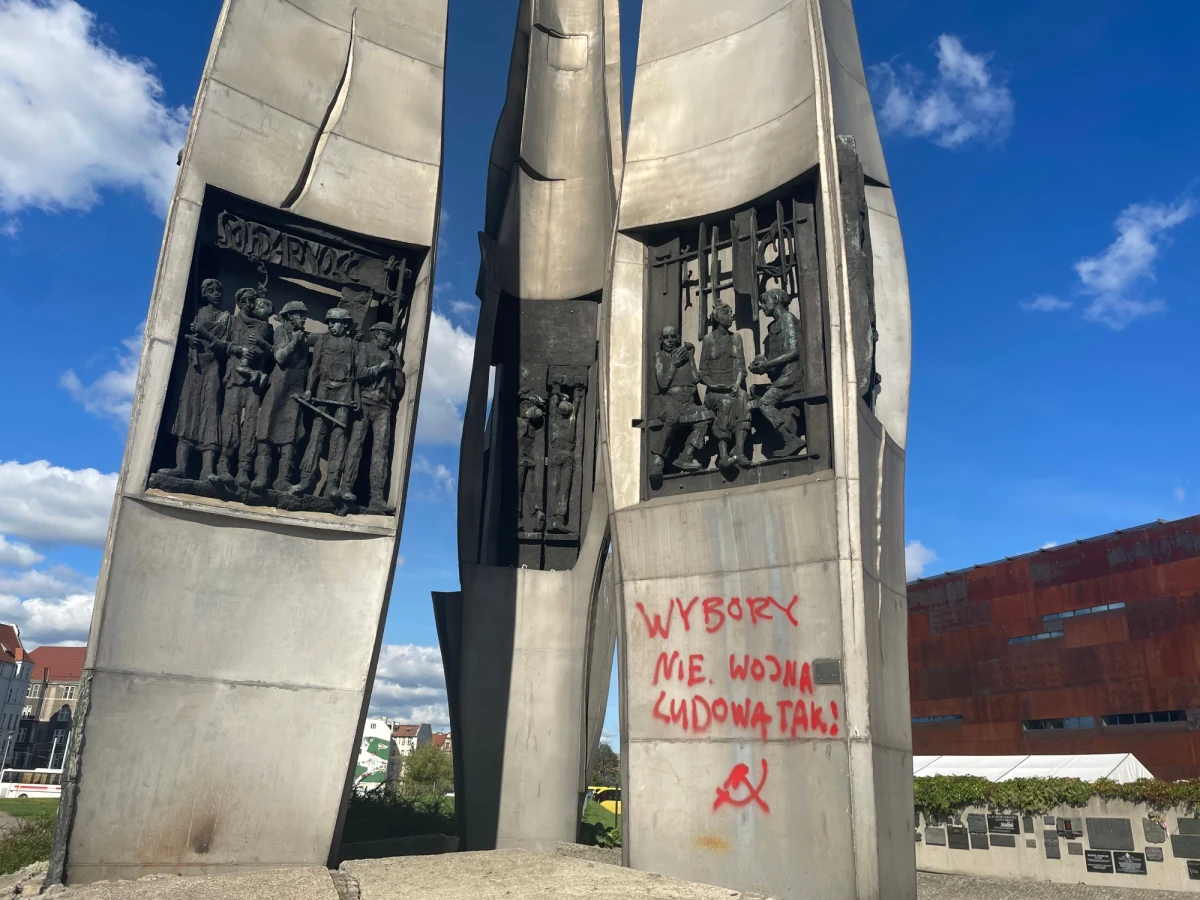 Pomnik Poległych Stoczniowców w Gdańsku został zdewastowany. Podstawa jednego z krzyży została pomalowana czerwoną farbą. Pracownicy Europejskiego Centrum Solidarności rano poinformowali służby o akcie wandalizmu.  