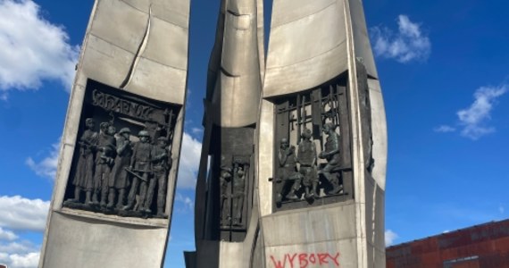 Pomnik Poległych Stoczniowców w Gdańsku został zdewastowany. Podstawa jednego z krzyży została pomalowana czerwoną farbą. Pracownicy Europejskiego Centrum Solidarności rano poinformowali służby o akcie wandalizmu.  
