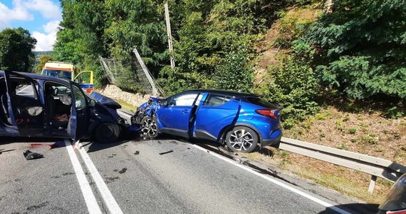 Kierowca dacii, który po zderzeniu z osobówką w małopolskiej miejscowości Będzieszyna koło Czchowa uciekł z miejsca wypadku, został odnaleziony. W wypadku poszkodowanych zostało w sumie 12 osób.
