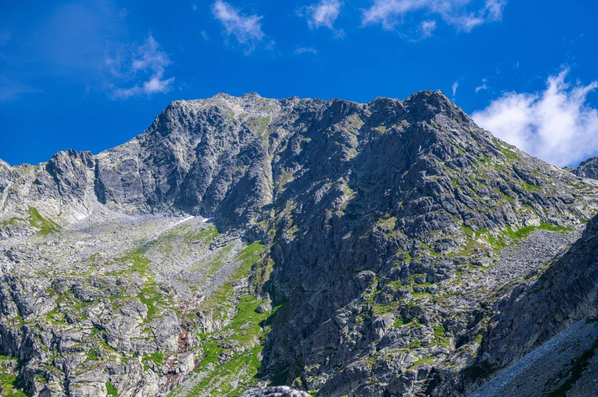 Nie hałasujcie i nie śmiećcie w górach! - apelują pracownicy Tatrzańskiego Parku Narodowego. Słoneczna pogoda skłoniła wiele osób do wejścia na najwyższy polski szczyt - Rysy. Po jego zdobyciu niemal każdy robi sobie selfie z kartką i napisem, gdzie jest. Turysta schodzi w dół, a kartka zostaje.      


