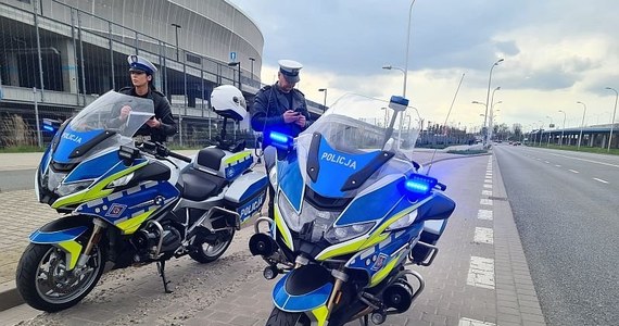 Dolnośląscy policjanci prowadzą weekendową akcję "Motocyklista". Ma ona poprawić bezpieczeństwo kierowców jednośladów na drogach województwa. Słoneczne dni powodują, że na drogach ciągle widocznych jest wielu motocyklistów. Niestety tym samym często dochodzi do wypadków z ich udziałem.