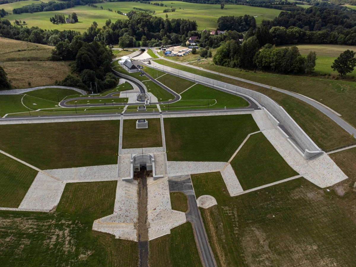 Suchy zbiornik przeciwpowodziowy Boboszów na Nysie Kłodzkiej został dziś oddany do użytku. Inwestycja Wód Polskich została zrealizowana w latach 2018-2023 za blisko 238 mln zł.