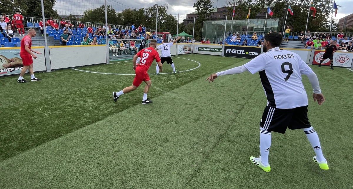 Międzynarodowe Mistrzostwa Polski w Piłce Nożnej Ulicznej Osób Bezdomnych Wrocław CUP 2023 startują już dzisiaj. Kilkanaście piłkarskich drużyn z Polski i zagranicy, złożonych z osób w kryzysie bezdomności, weźmie udział w turniejowej rywalizacji. Impreza, w której wezmą udział żeńskie i męskie drużyny, będzie prowadzona na pl. Wolności w ścisłym centrum Wrocławia. Mistrzostwa potrwają trzy dni.
