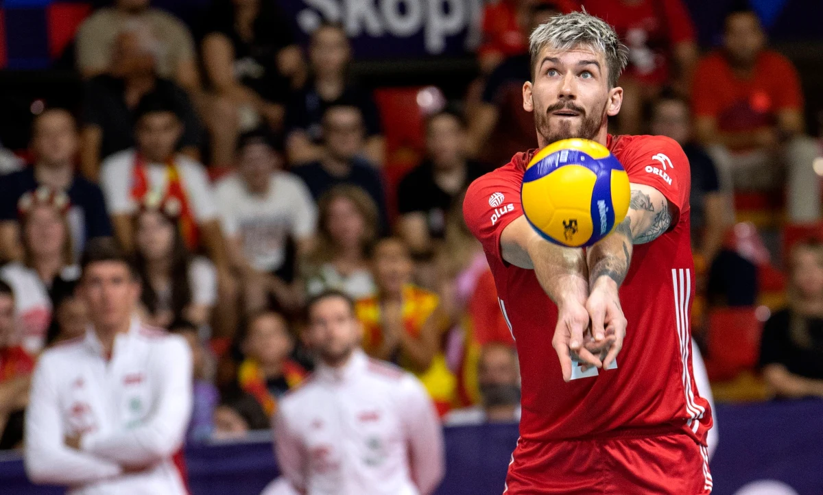 Wczorajsze spotkanie w półfinale siatkarskich mistrzostw Europy wywołało ogromne emocje u naszych zawodników - do tego stopnia, że Tomasz Fornal miał problem ze snem. Jak sam przyznał, po tak intensywnych meczach trudno mu zasnąć. "Potrzebuję kilku godzin, a nawet tabletek, żeby sobie z tym poradzić" - mówi.