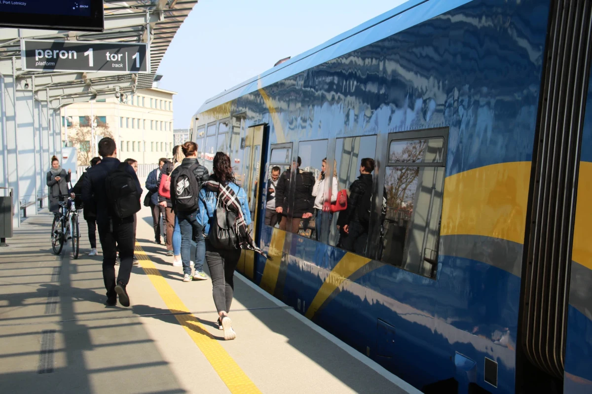 Niepełnosprawni skarżą się na problemy w podróżowaniu pociągami Pomorskiej Kolei Metropolitalnej. By skorzystać z pomocy asystenta, muszą zgłosić dobę wcześniej, że chcą wsiąść na konkretnym przystanku. Władze województwa, które odpowiadają za przewozy kolejowe w regionie wyjaśniają: takie są przepisy.  


