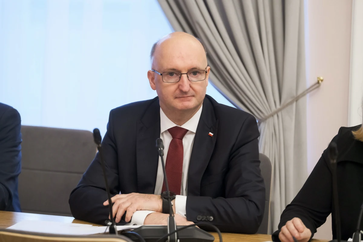 Piotr Wawrzyk w odnalezionym przez służby liście pożegnalnym miał napisać, że "nie zrobił nic złego, starał się pomagać ludziom bez względu na barwy polityczne i zapłacił za to najwyższą cenę" - wynika z nieoficjalnych informacji dziennikarzy RMF FM. Były wiceminister spraw zagranicznych miał również stwierdzić, że nie chce się tłumaczyć, że nie jest łapówkarzem i że nie chce żyć z piętnem łapówkarza.