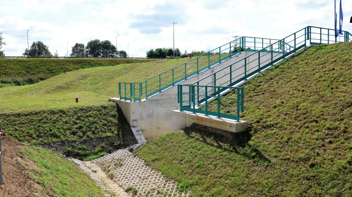 Zakończyły się prace przy budowie suchych zbiorników Malinówka 1, Malinówka 2 i Serafa 2 na południu Krakowa. Mają one chronić przed potopieniami nie tylko mieszkańców krakowskiego Bieżanowa, ale także miejscowości w powiecie wielickim. 