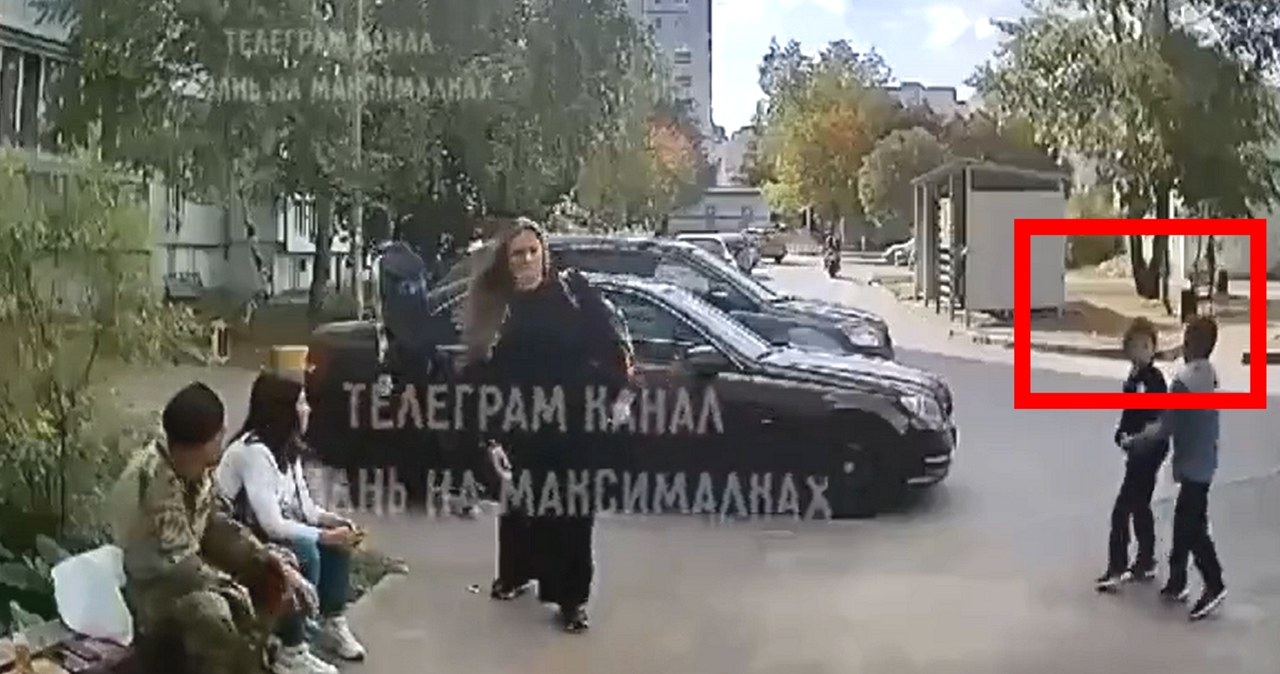 Dzień jak co dzień w Rosji. W mediach społecznościowych pojawił się film, na którym uwieczniono moment, gdy rosyjski żołnierz nagle odbezpiecza granat i rzuca go w kierunku dzieci.