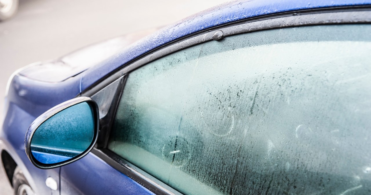 Szyby w aucie parują. Problem może leżeć na podłodze