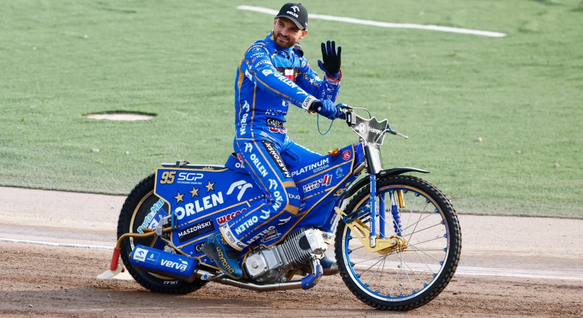 Wieczorem w duńskim Vojens odbędą się przedostatnie w sezonie zawody żuzlowego Grand Prix. Zdobycie czwartego w karierze tytułu mistrza świata może przypieczętować Bartosz Zmarzlik. Polak, który w tym sezonie czterokrotnie wygrywał zawody, jest liderem cyklu. Tytuł odebrać mogą mu już tylko Szwed Fredrik Lindgren i Słowak Martin Vaculik, jednak to mało realny scenariusz. Początek zawodów w Danii o godz. 19:00.