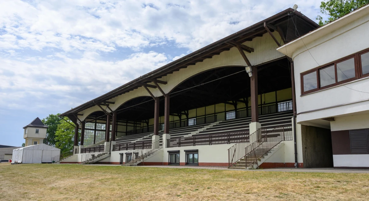 Poznański Hipodrom Wola w najbliższych latach ma przejść znaczącą modernizację. Zostanie wyremontowana m.in. ujeżdżalnia, zaplanowano też prace związane z instalacją elektryczną i inne działania, które mają poprawić obsługę zawodów i zwiększyć komfort kibiców.
