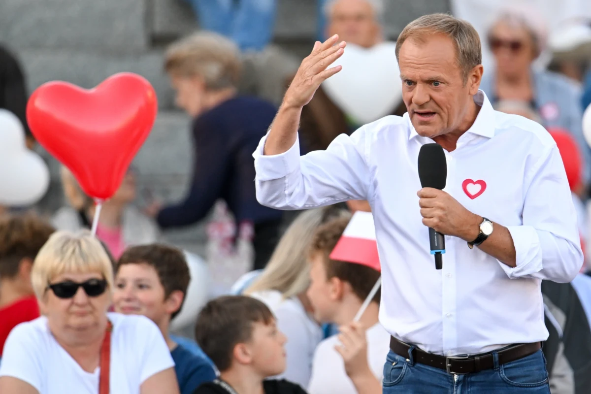 "Przyjedźcie 1 października do Warszawy" – mówił do mieszkańców Skarżyska-Kamiennej lider PO Donald Tusk. "Chcę, abyśmy głośno i wyraźnie powiedzieli, że nie chcemy już więcej władzy, która nie umie kochać innych ludzi" – dodał.