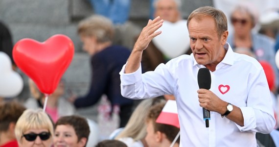"Przyjedźcie 1 października do Warszawy" – mówił do mieszkańców Skarżyska-Kamiennej lider PO Donald Tusk. "Chcę, abyśmy głośno i wyraźnie powiedzieli, że nie chcemy już więcej władzy, która nie umie kochać innych ludzi" – dodał.