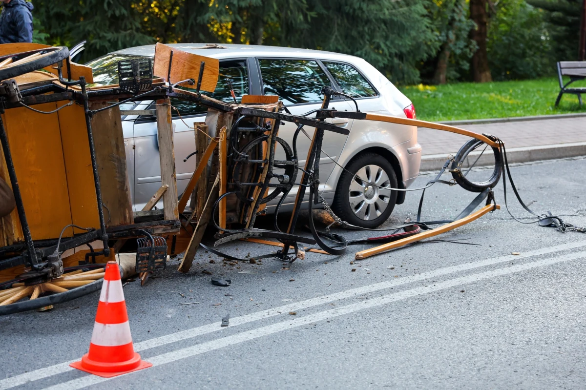 W centrum Zakopanego doszło do zderzenia dorożki z dwoma samochodami osobowymi. Poszkodowane zostały trzy osoby - woźnica i dwaj pasażerowie dorożki.