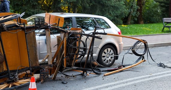 W centrum Zakopanego doszło do zderzenia dorożki z dwoma samochodami osobowymi. Poszkodowane zostały trzy osoby - woźnica i dwaj pasażerowie dorożki.