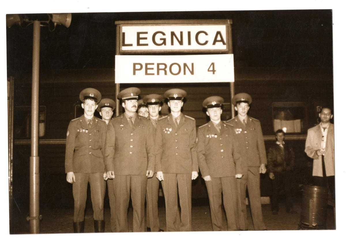 Dziś (16.09) mija 30 lat od wyjazdu ostatniej grupy rosyjskich żołnierzy z Legnicy na Dolnym Śląsku. Po 1945 roku to miasto nazywano Małą Moskwą. Na potrzeby wojsk radzieckich została wtedy zajęta prawie jedna trzecia jego terenów. Wojskowi stacjonowali tam przez prawie pół wieku.