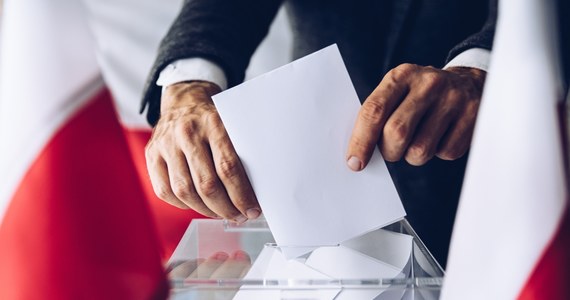 Państwowa Komisja Wyborcza podjęła uchwałę, na mocy której w tegorocznych wyborach do Sejmu w całym kraju będzie obowiązywała jednostronicowa karta do głosowania. Druga karta będzie dotyczyć wyborów do Senatu, a trzecia - referendum. W piątek rozlosowano numery ogólnopolskich komitetów wyborczych.