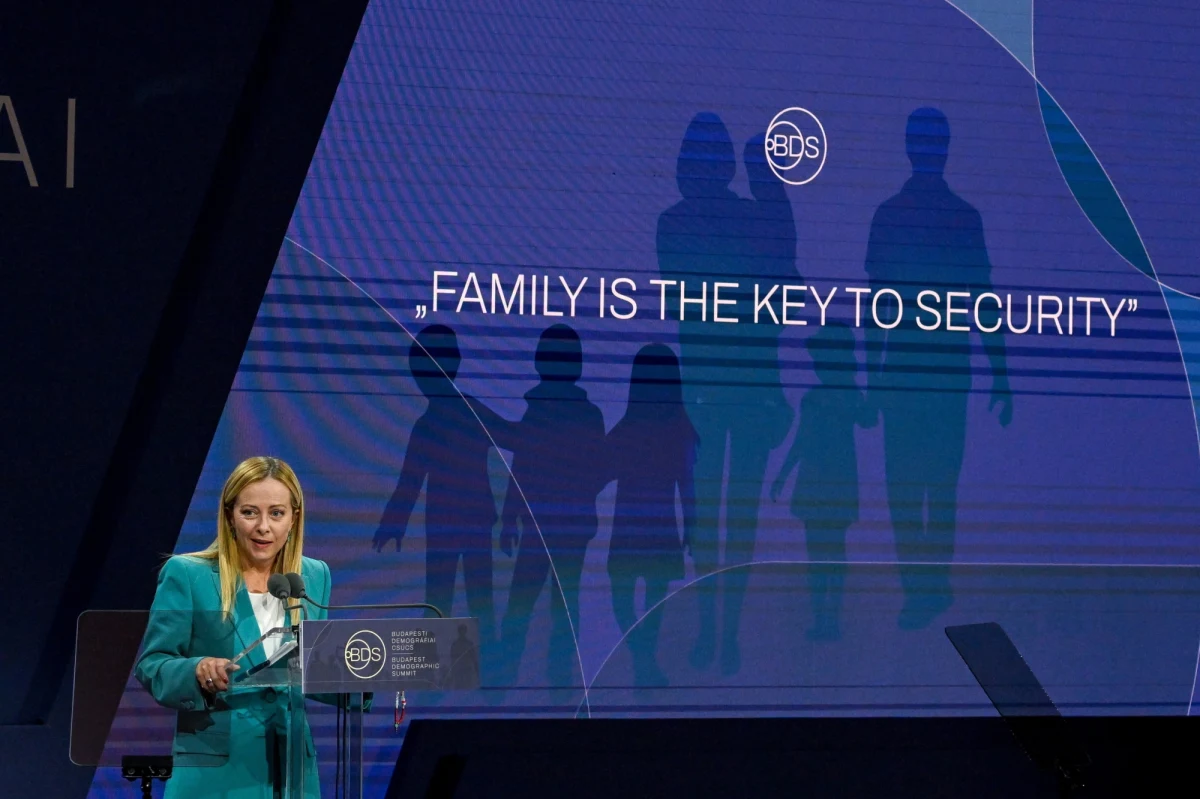 „Zatrzymanie napływu imigrantów osiągniemy poprzez misję europejską, w tym morskich sił zbrojnych, w porozumieniu z władzami Afryki Północnej” - powiedziała premier Giorgia Meloni w piątek w wieczornym nagraniu wideo opublikowanym przez Palazzo Chigi.