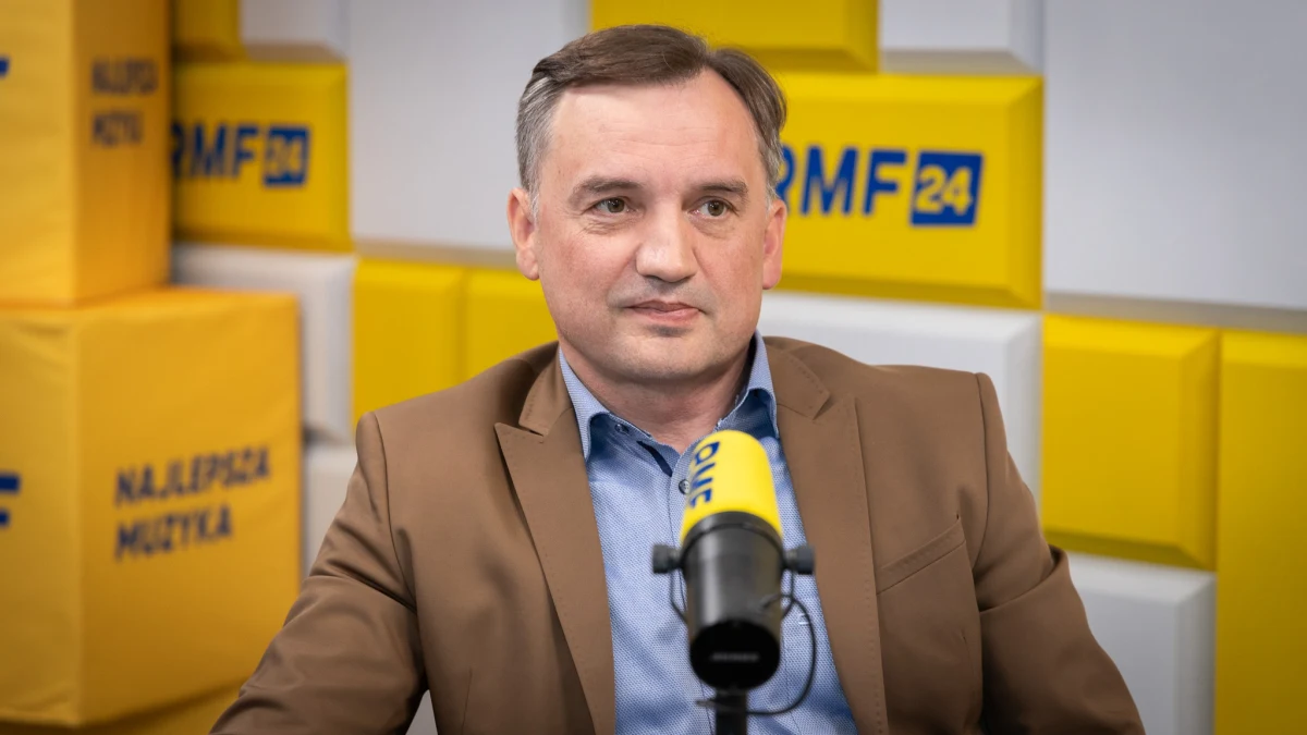 "Na pewno dojdzie do przesłuchania Piotra Wawrzyka. Nie ma w tej chwili cienia dowodu, który by wskazywał, że pan Wawrzyk czerpał jakiekolwiek korzyści i przestępczo był zaangażowany w tej proceder" - tak o aferze wizowej mówił Gość Krzysztofa Ziemca w RMF FM, minister sprawiedliwości Zbigniew Ziobro. Rzucił też mocne oskarżenia wobec marszałka Senatu Tomasza Grodzkiego. Zapewnił także, że nie ma planów aresztowania syna Mariana Banasia.