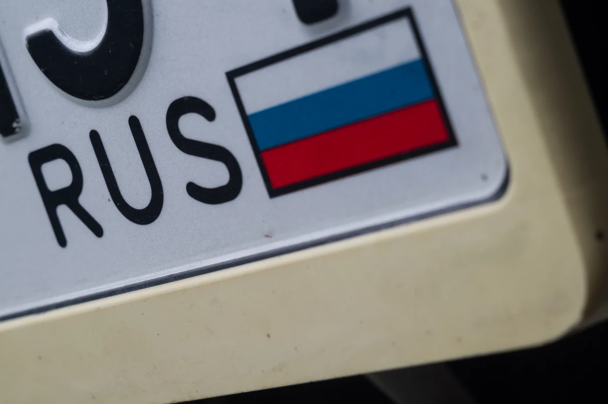 Od niedzieli będzie obowiązywał zakaz wjazdu do Polski samochodów osobowych zarejestrowanych w Rosji. Zakaz ten wchodzi w życie dziś o północy - zapowiedział w sobotę Mariusz Kamiński. Szef MSWiA poinformował też, że Straż Graniczna ogłosiła przetarg na budowę zapory elektronicznej na rzece Bug wzdłuż granicy z Białorusią. 