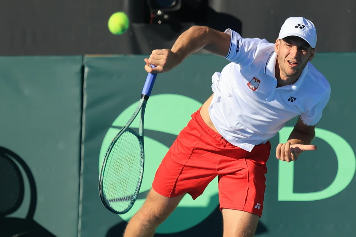 Tomasz Berkieta pokonał Xaviera Lawrence'a 6:3, 6:4 i przypieczętował zwycięstwo Polski nad Barbadosem 4:0 w meczu tenisowego Pucharu Davisa w Kozerkach koło Grodziska Mazowieckiego. Piąty pojedynek nie będzie rozgrywany.