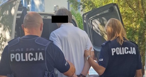 22-latek ukradł słodycze warte kilkadziesiąt złotych, jednak przed sądem odpowie za szczególnie zuchwała kradzież. Młody mężczyzna, chcąc uniknąć zatrzymania, wyrwał się pracownicy sklepu i odepchnął ją. Grozi mu kara do 8 lat więzienia.