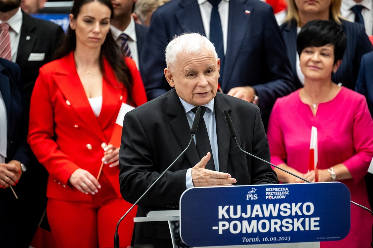 Obóz rządzący bagatelizuje doniesienia o tzw. aferze wizowej. "Nie ma afery, to nawet nie jest aferka; to jest po prostu głupi i rzeczywiście przestępczy pomysł jakichś ludzi, z których ogromna większość nie ma nic wspólnego z aparatem władzy" - mówił w sobotę w Toruniu prezes PiS Jarosław Kaczyński.