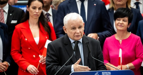 Obóz rządzący bagatelizuje doniesienia o tzw. aferze wizowej. "Nie ma afery, to nawet nie jest aferka; to jest po prostu głupi i rzeczywiście przestępczy pomysł jakichś ludzi, z których ogromna większość nie ma nic wspólnego z aparatem władzy" - mówił w sobotę w Toruniu prezes PiS Jarosław Kaczyński.