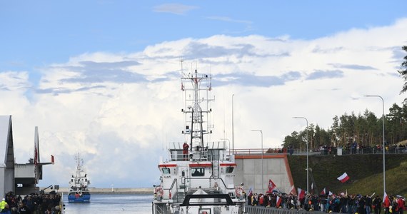 Mija rok od otwarcia przekopu przez Mierzeję Wiślaną. Wciąż nie wiadomo, kiedy większe niż do tej pory statki handlowe będą mogły dostać się do Elbląga. To nie oznacza jednak, że ruch samym kanałem się nie odbywa.