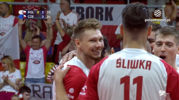 W meczu o złoty medal mistrzostw Europy reprezentacja Polski zmierzy się z drużyną z Włoch. Polscy siatkarze w półfinale pokonali Słowenie 3:1. Zobacz drogę „Biało-Czerwonych” do finału ME. Transmisja telewizyjna na kanale Polsat Sport, online live stream dostępny na Polsat Box Go. Relacja tekstowa na żywo w Interii Sport.