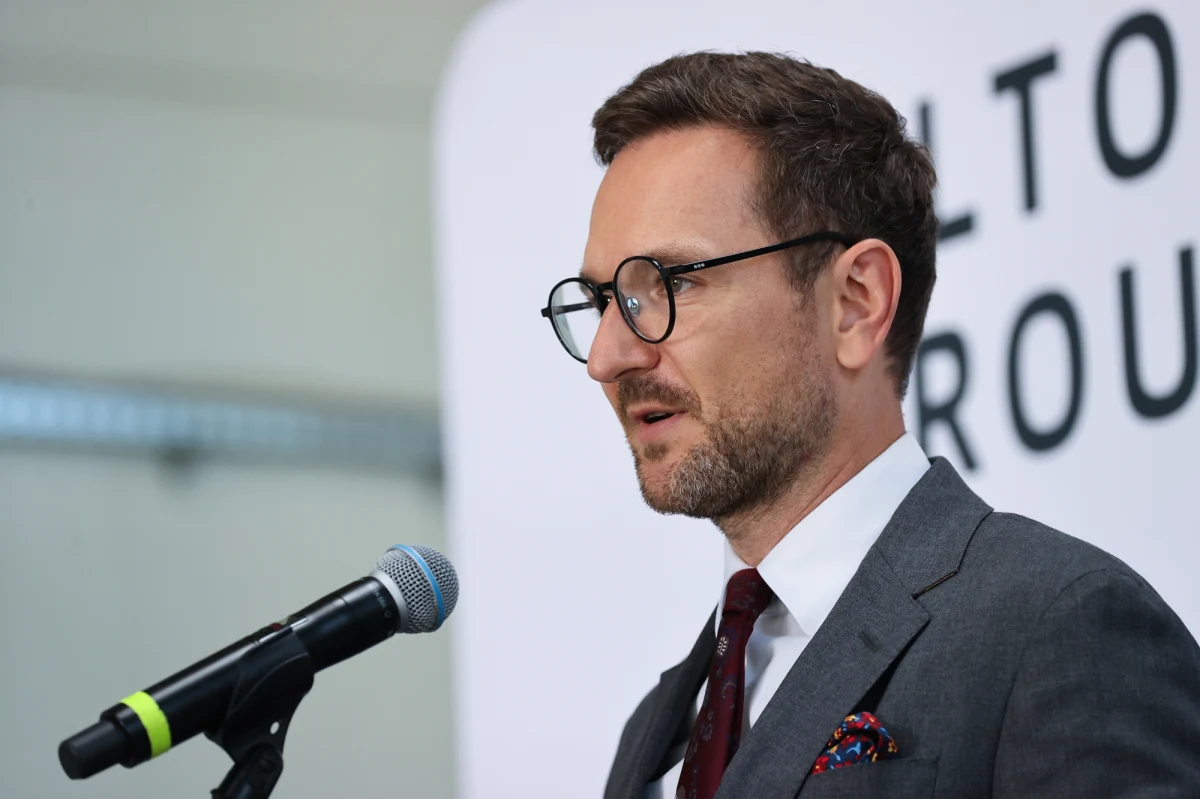 Minister rozwoju i technologii Waldemar Buda wręczył przedstawicielom Łodzi czek na ponad 320 tys. zł. W sumie ministerstwo wydało kilkadziesiąt mln zł na remonty komunalne w mieście, a ponad miliard zł w skali kraju - powiedział szef MRiT.