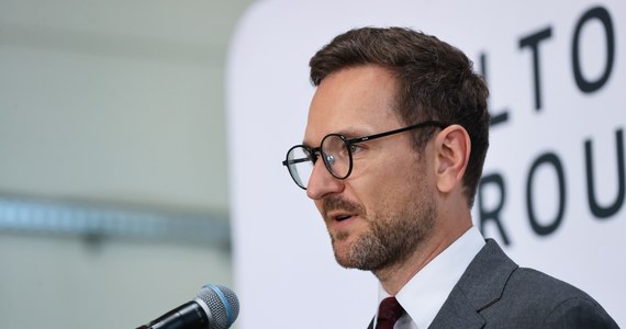 Minister rozwoju i technologii Waldemar Buda wręczył przedstawicielom Łodzi czek na ponad 320 tys. zł. W sumie ministerstwo wydało kilkadziesiąt mln zł na remonty komunalne w mieście, a ponad miliard zł w skali kraju - powiedział szef MRiT.