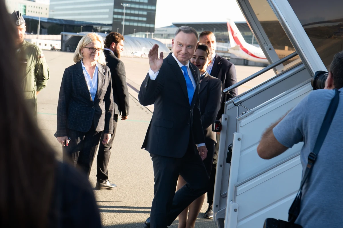 "Będę mówił o kwestiach, które są dla naszej części Europy najważniejsze - związanych z bezpieczeństwem, w jaki sposób je budować energetycznie i wobec rosyjskiej agresji na Ukrainę, oraz odradzającym się rosyjskim imperializmie" - mówił prezydent Andrzej Duda na lotnisku przed wylotem do Nowego Jorku. "Będzie też na pewno sposobność rozmowy z prezydentem USA Joe Bidenem" - podkreślił. Wskazał, że chodzi raczej o krótkie spotkanie.