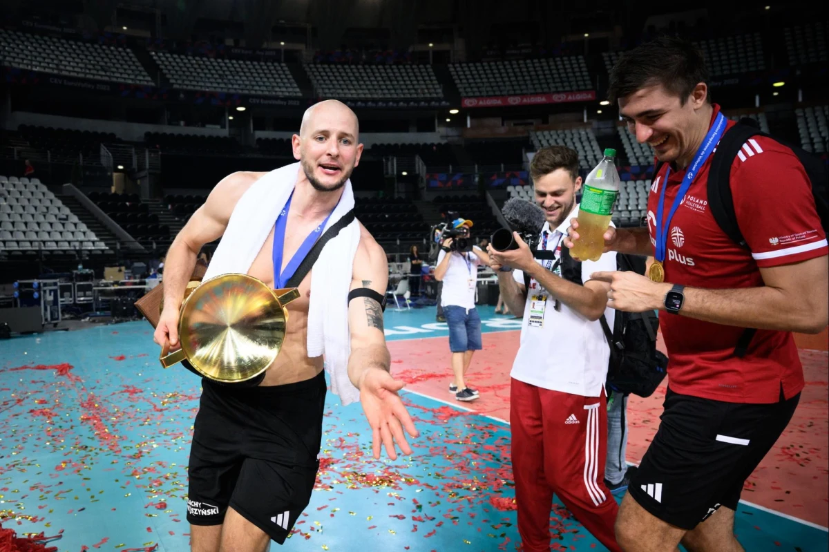 16.09.2023 r. – ta data przejdzie do historii polskiej siatkówki. Nasi reprezentanci pokonali Włochów 3:0 i zostali najlepszą drużyną Europy. Jak na zwycięzców przystało, sukces świętowali w mistrzowskim stylu. Ich radość widać na nagraniach opublikowanych w mediach społecznościowych.