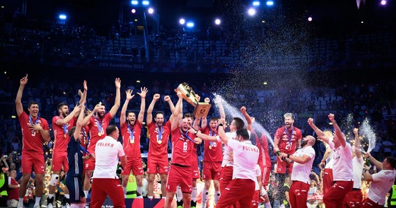 Czekaliśmy na to 14 lat! Polscy siatkarze wywalczyli złoty medal mistrzostw Europy! W finale biało-czerwoni wygrali z Włochami 3:0. Triumfowali w pierwszej partii spotkania w Rzymie 25:20, w drugiej - 25:21, a w trzeciej 25:23.