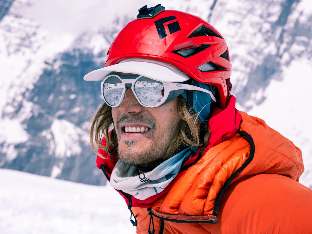 Dawno nie spotkałem w górach kogoś tak szybkiego – takie głosy można o nim usłyszeć w polskim środowisku górskim. Bartosz Ziemski zjechał już na nartach z czterech ośmiotysięczników. W zeszłym roku dokonał tego na Broad Peaku i Gaszerbrumie II. Wiosną jako pierwszy Polak zjechał z Annapurny, a jako pierwszy człowiek w historii z Dhaulagiri. Na oba szczyty wszedł z nim filmowiec - Oswald Rodrigo Pereira. "Mając swoją pasję, nie trzeba tego okupować olbrzymią pracą" - podkreśla Ziemski, który razem ze swoim górskim partnerem planuje już kolejną wyprawę. Plan maksimum to zjazd w przyszłym roku nawet z czterech kolejnych ośmiotysięczników. "Na pewno celujemy w Kanczendzongę, ale chcielibyśmy jeszcze zrobić coś w okolicy, by nie jechać tylko na jedną górę. Będą to raczej droższe wakacje niż z tych tańszych" - mówi Ziemski w rozmowie z naszym dziennikarzem Michałem Rodakiem dla Radia RMF24.