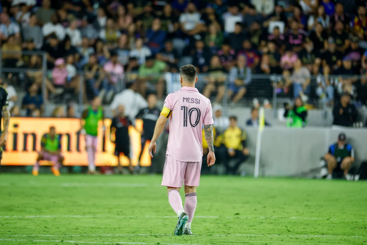 Trener piłkarskiego zespołu ligi MLS Interu Miami, Gerardo „Tata” Martino, oświadczył, że Lionel Messi cierpi na „zmęczenie mięśni” i jego powrót na boisko nie będzie przyspieszony. W sobotę klub z Florydy doznał pierwszej porażki od przybycia Argentyńczyka - 2:5 z Atlanta United.