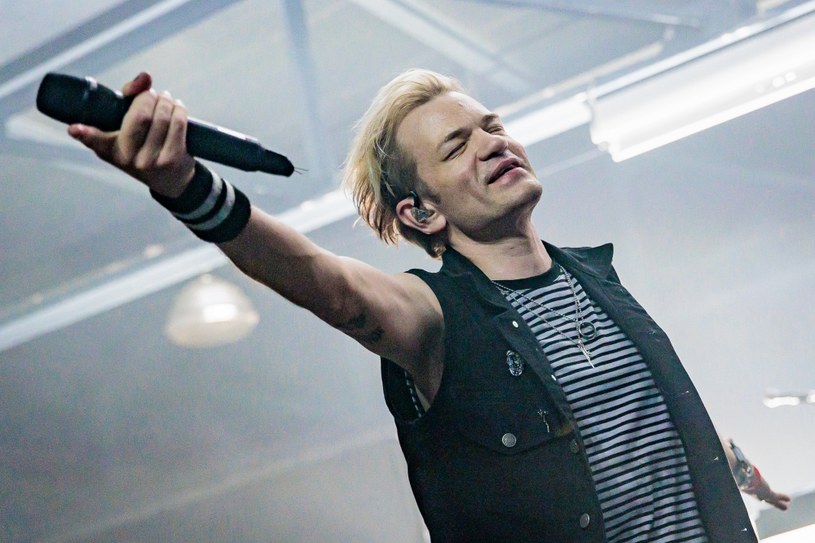 W związku z zapaleniem płuc Deryck Whibley stojący na czele kanadyjskiej grupy Sum 41 trafił do szpitala. Niepokojące informacje przekazała jego żona Ari. "Mieliśmy być teraz w Chicago, świętować naszą ósmą rocznicę ślubu, ale wszechświat miał dla nas inny plan" - napisała.