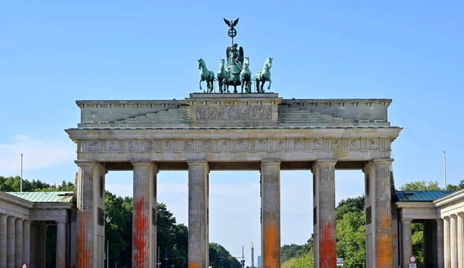 Aktywiści zdewastowali Bramę Brandenburską. Żądają zdecydowanych kroków