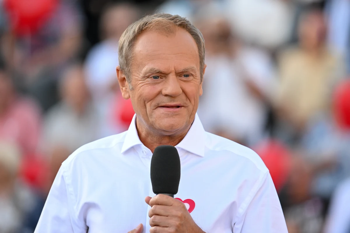 Donald Tusk odniósł się do słów Jarosława Kaczyńskiego, który wczoraj powiedział, że "nie ma żadnej afery" wizowej. "To nawet nie jest aferka" - mówił prezes PiS. "Handel wizami na stoiskach w Afryce, przerzut tysięcy migrantów, aresztowania urzędników, kompromitujące taśmy, minister w ukryciu, próba samobójstwa jego zastępcy, US i UE w szoku. (...) To może chociaż aferunia, Jareczku?" - napisał w odpowiedzi szef PO.