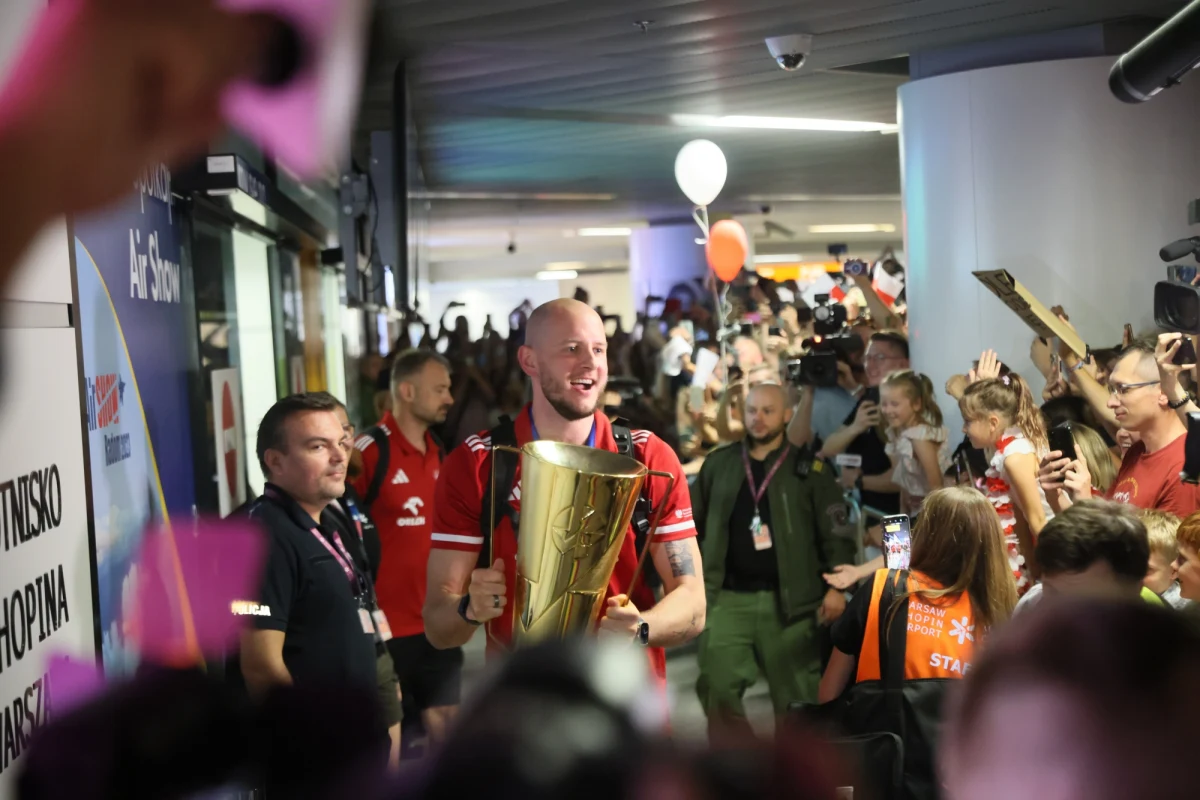 Gromkie "dziękujemy, dziękujemy", zdjęcia, autografy i przybijanie "piątek". Tak wyglądało spontaniczne powitanie przez kibiców polskich siatkarzy, którzy w niedzielne popołudnie wrócili z Włoch ze złotymi medalami i pucharem dla drużyny mistrza Europy.