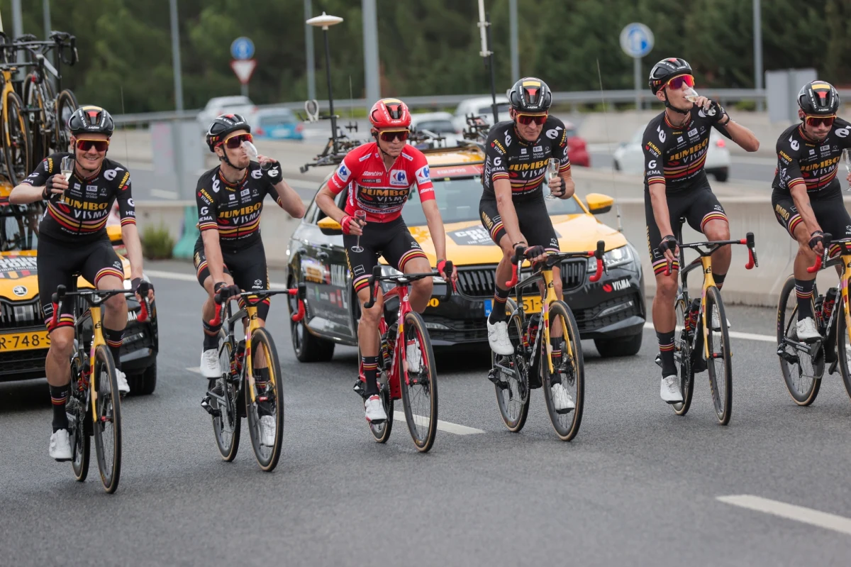 Amerykanin Sepp Kuss wygrał kolarski wyścig Vuelta a Espana. W klasyfikacji generalnej wyprzedził swoich kolegów z drużyny Jumbo-Visma - Duńczyka Jonasa Vingegaarda oraz Słoweńca Primoza Roglica.