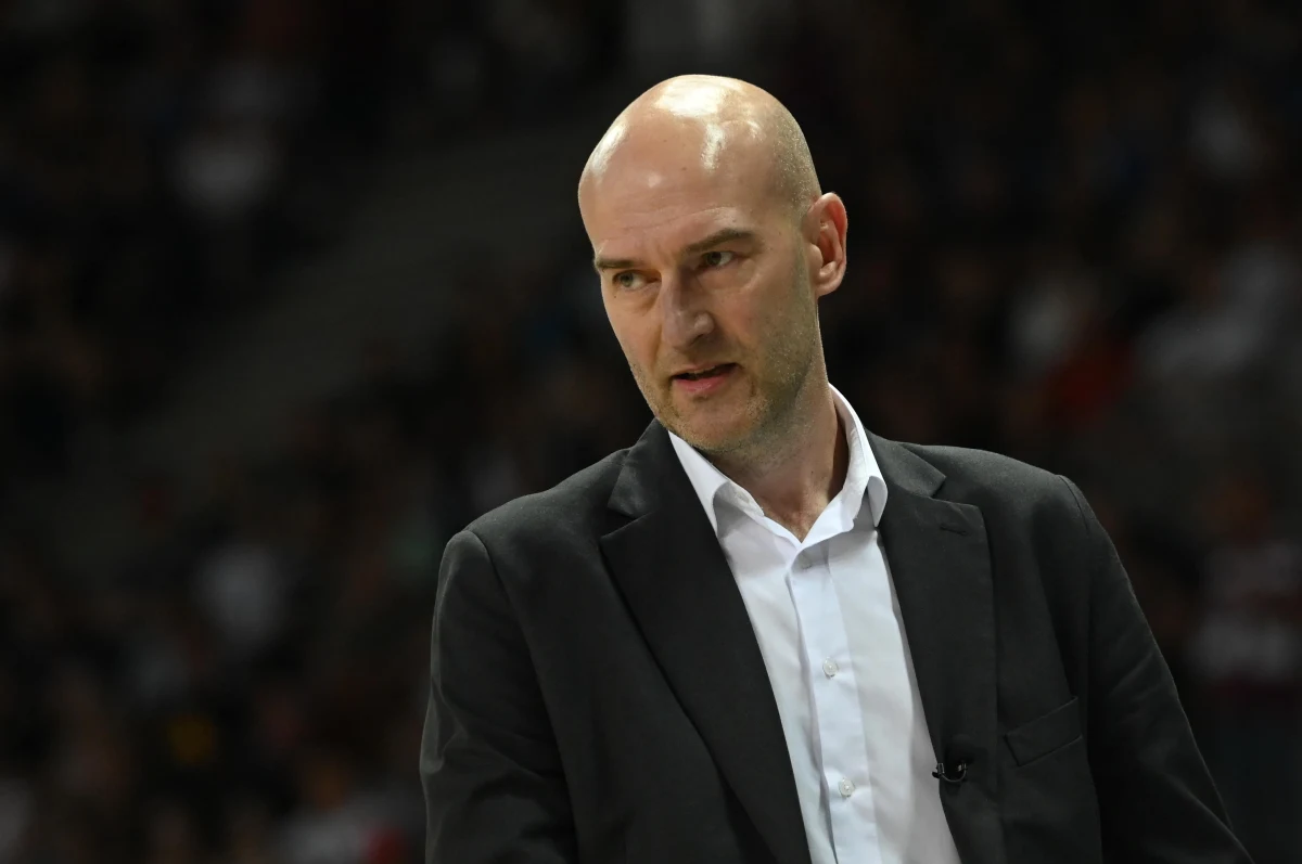 Koszykarze Kinga Szczecin w poprzednim sezonie dość niespodziewanie sięgnęli po tytuł mistrzów Polski. Kibiców przyciągali nie tylko zwycięstwami, ale także efektowną grą. Już w środę drużyna Kinga rozpoczyna nowy sezon. To będzie mecz o Superpuchar z Treflem Sopot. O przygotowaniach do sezonu i oczekiwaniach w zespole opowiedział Patrykowi Serwańskiemu trener Kinga Arkadiusz Miłoszewski.