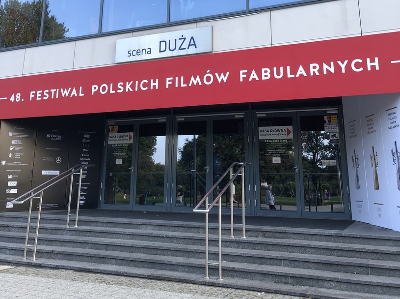 W dniach 18-23 września w Gdyni odbywa się 48. edycja Festiwalu Polskich Filmów Fabularnych. Interia objęła festiwal patronatem jako jedyny portal horyzontalny w Polsce. Przed nami uroczyste otwarcie. Zobaczcie, jak wyglądają obiekty i otoczenie festiwalu!