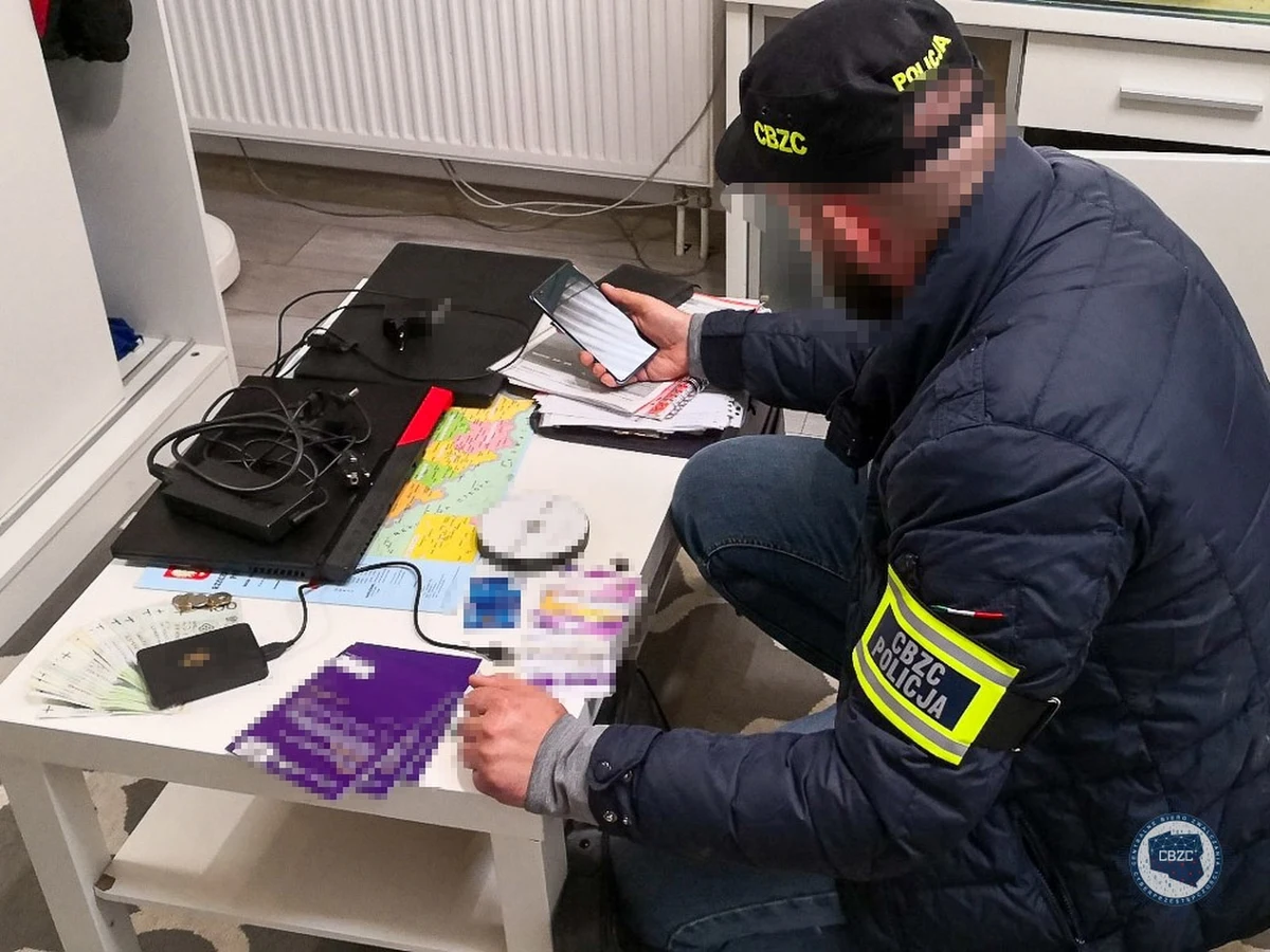 Policjanci CBZC rozbili grupę przestępczą zajmującą się wyłudzeniami środków pieniężnych z urzędów miast i gmin w całym kraju oraz praniem brudnych pieniędzy - poinformował podkom. Krzysztof Wrześniowski z zespołu prasowego Centralnego Biura Zwalczania Cyberprzestępczości. Dodał, że straty w wyniku działalności grupy wyniosły łącznie 11 milionów złotych.