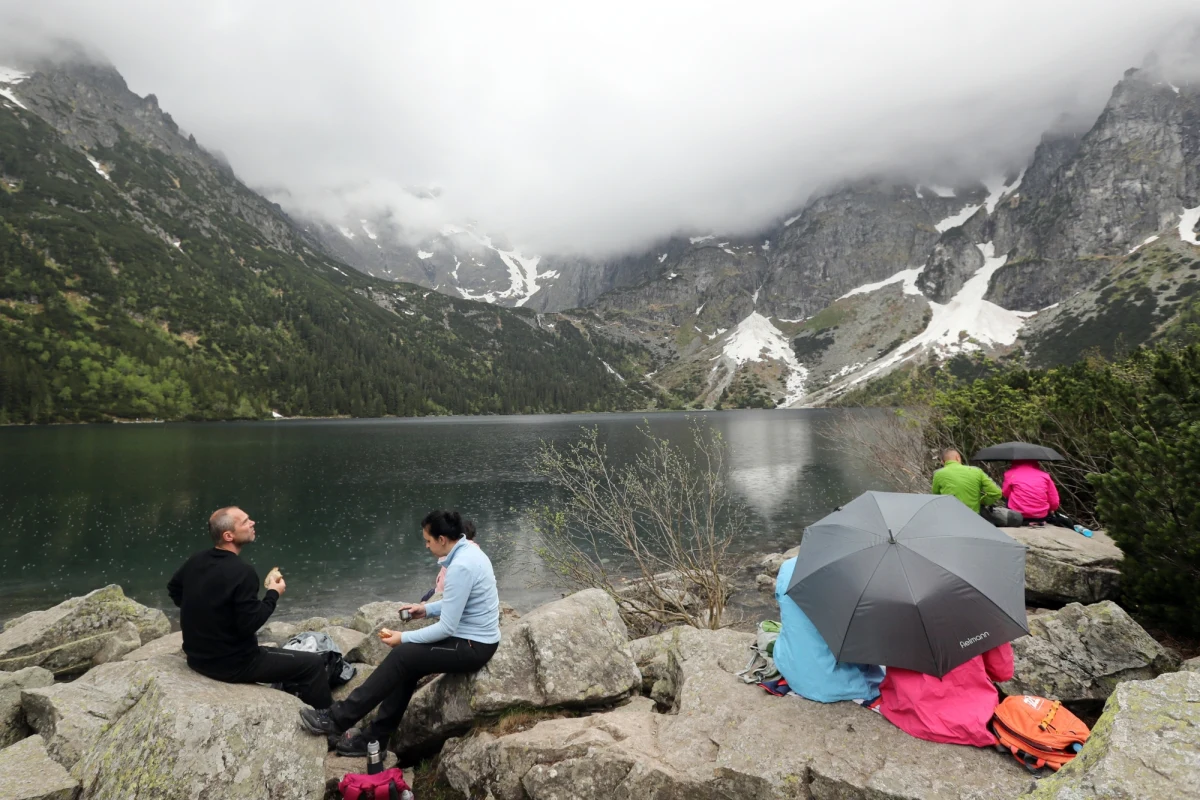 Rozpoczyna się kładzenie nowej nawierzchni na drodze do Morskiego Oka. Jak informuje Tatrzański Park Narodowy, prace mają być prowadzone do piątku. 