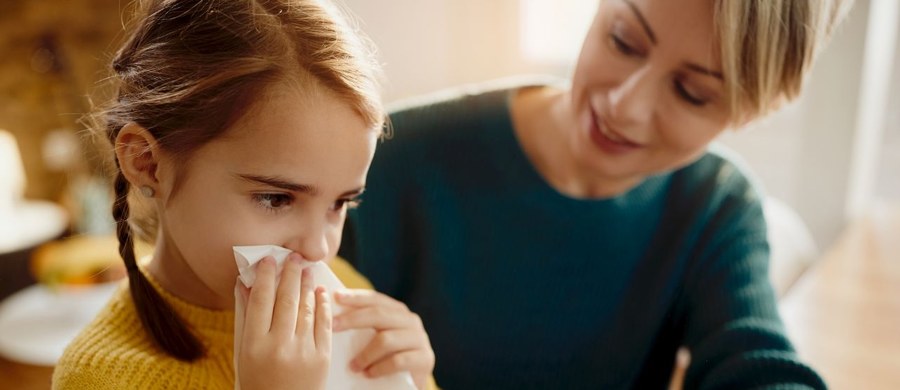 Alergia to coraz częstszy problem zdrowotny. Może rozwinąć się już u małych dzieci. Do czynników wywołujących objawy alergiczne u dzieci należą zwłaszcza alergeny wziewne i pokarmowe. Sprawdź, jakie objawy mogą świadczyć o alergii u dziecka i w jaki sposób lekarz stawia rozpoznanie.