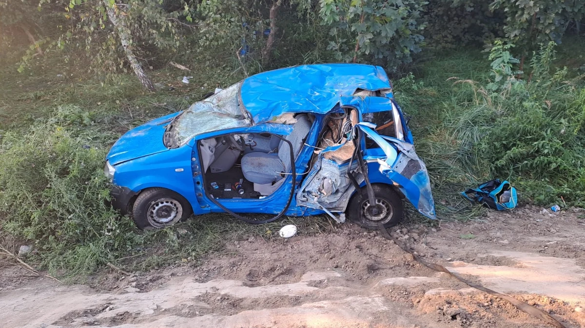 Tragiczny wypadek w Bieruniu na Śląsku. Dwie osoby zginęły, a trzecia jest w szpitalu. Fiat panda, którym jechali mężczyźni, wypadł z drogi, uderzył w słup i wpadł do rowu.